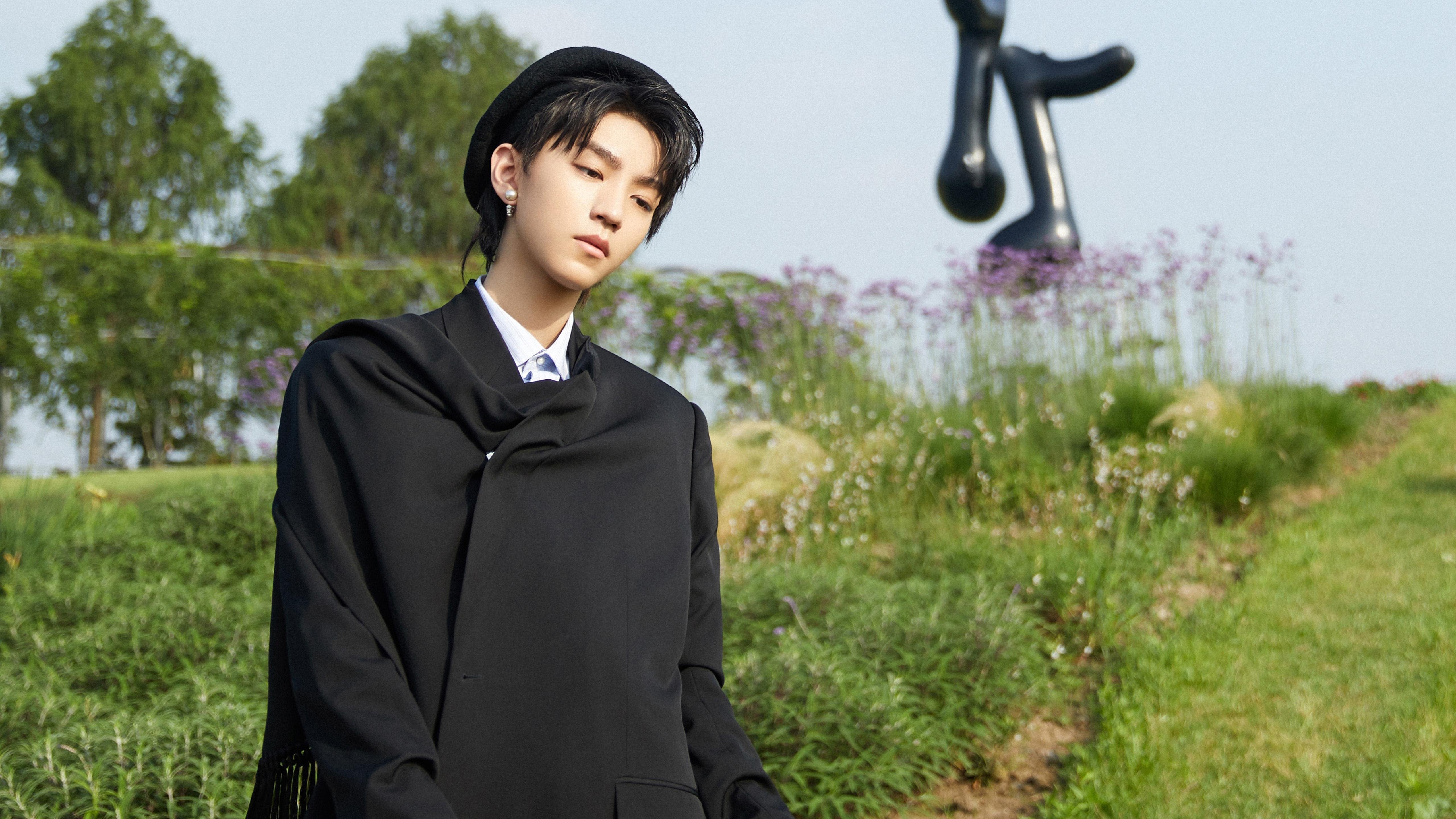 _全场欢呼：运动员激烈拼搏赢得满堂彩_，运动员在赛场上奋力拼搏终于夺得桂冠