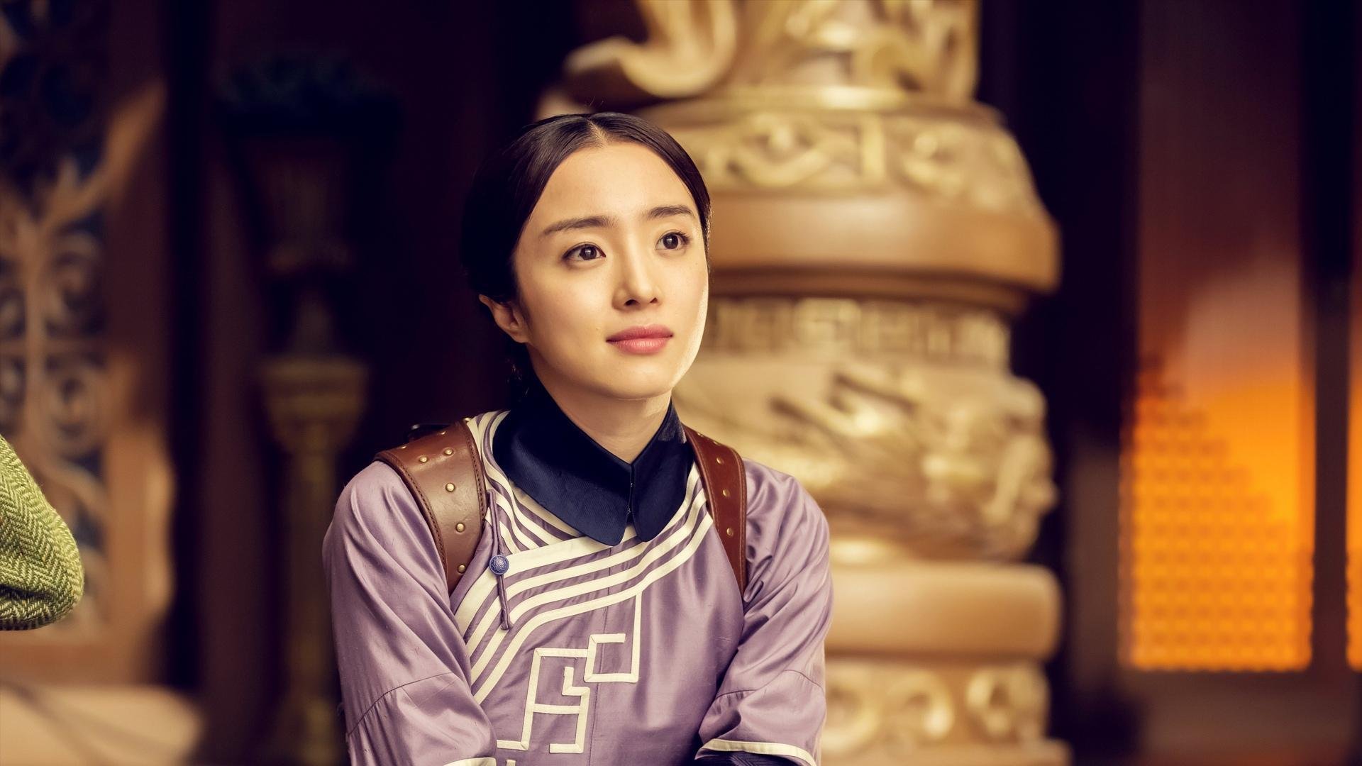 “飞盘对决:成都三叉湖赛场激情四溢,选手飞翔空中”